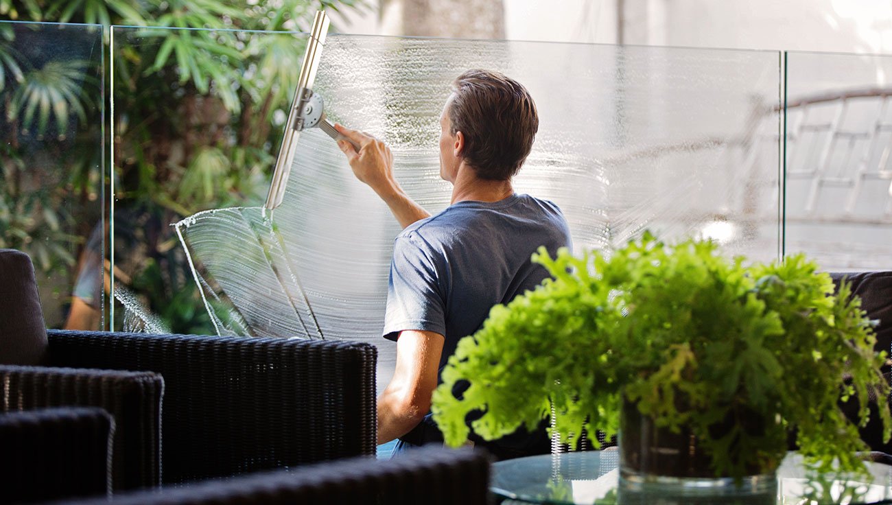 Thuiszorg IZO – Alphen aan den Rijn a man cleaning a window
